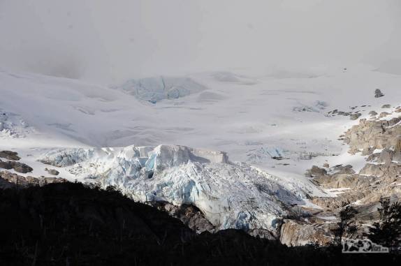 Montanhas e geleiras cercam e delimitam o Valle Los Exploradores, perto da Carretera Austral, região de Puerto Rio Tranquilo, no sul do Chile